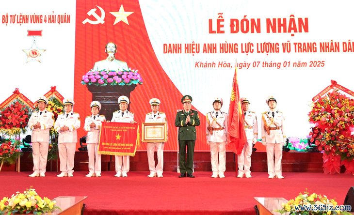 Vùng 4 Hải quân nhận danh hiệu Anh hùng Lực lượng vũ trang nhân dân - Ảnh 1.