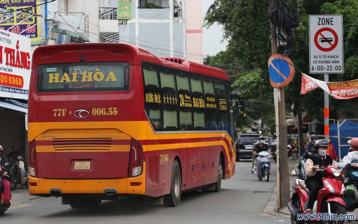 Xe dù ngang nhiên đón khách trong bến cóc，
<a href=