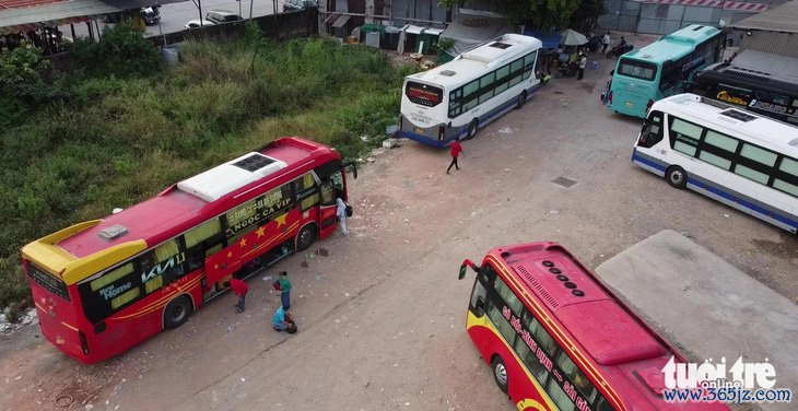 Xe 'dù' ngang nhiên đón khách trong bến 'cóc'， chính quyền địa phương ở đâu? - Ảnh 1.