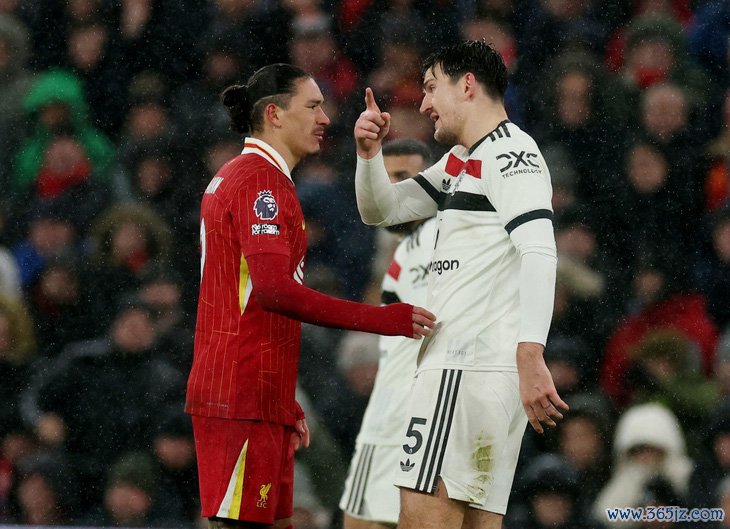 Man United cầm hòa Liverpool trong trận cầu suýt bị hoãn - Ảnh 1.