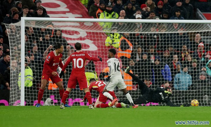 Man United cầm hòa Liverpool trong trận cầu suýt bị hoãn  - Ảnh 5.