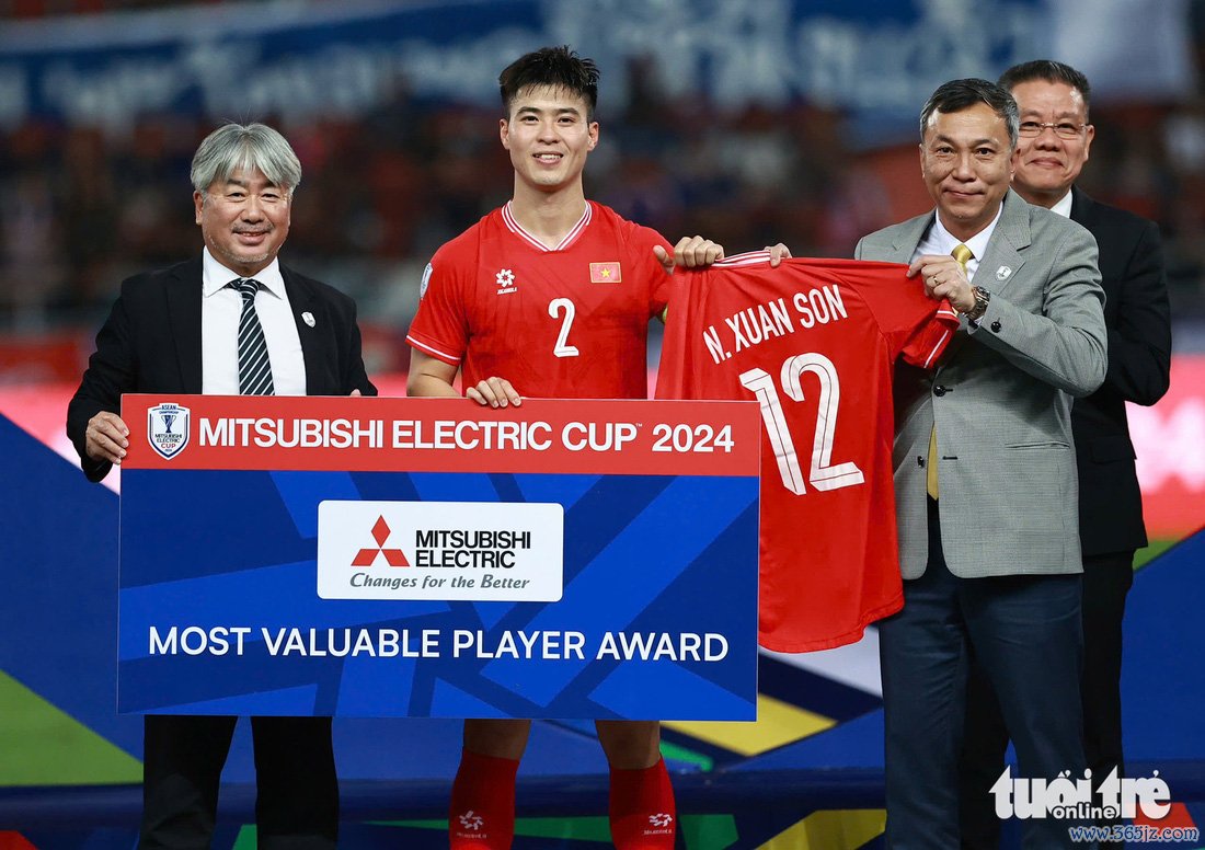 Khoảnh khắc xúc động mừng chức vô địch ASEAN Cup 2024 của tuyển Việt Nam - Ảnh 7.