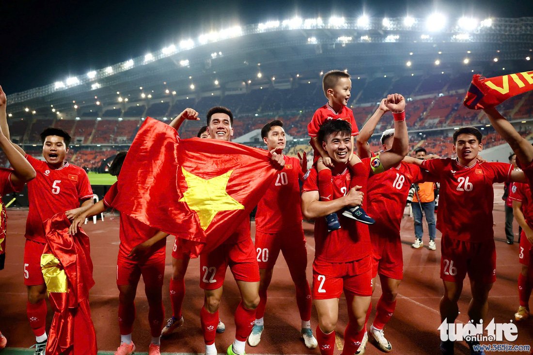 Khoảnh khắc xúc động mừng chức vô địch ASEAN Cup 2024 của tuyển Việt Nam - Ảnh 2.