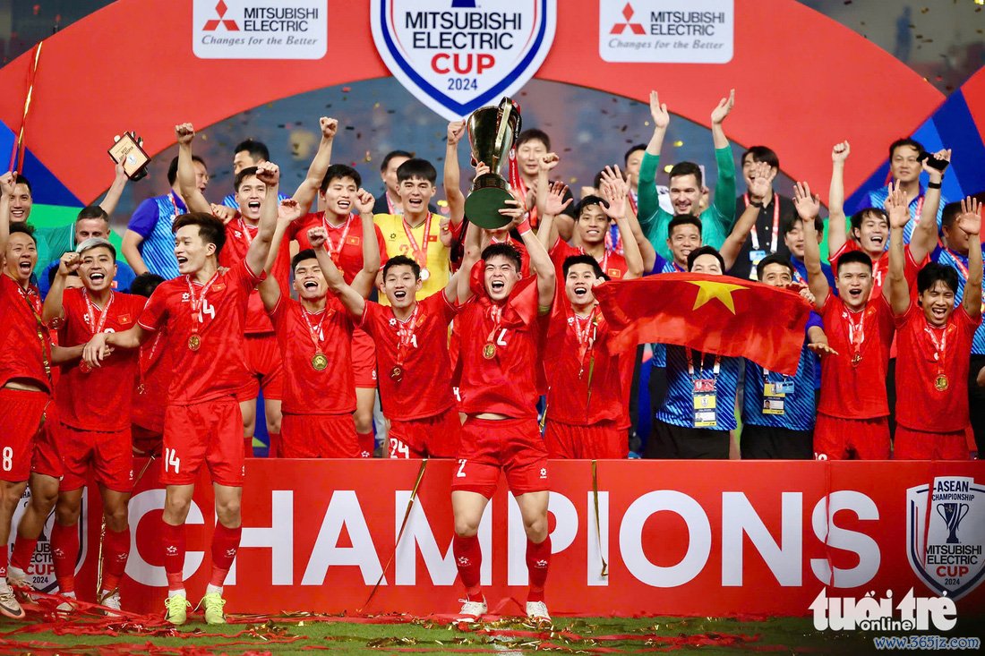 Khoảnh khắc xúc động mừng chức vô địch ASEAN Cup 2024 của tuyển Việt Nam - Ảnh 4.