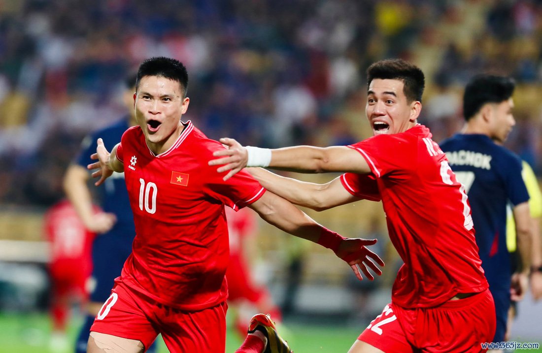 Khoảnh khắc xúc động mừng chức vô địch ASEAN Cup 2024 của tuyển Việt Nam - Ảnh 1.