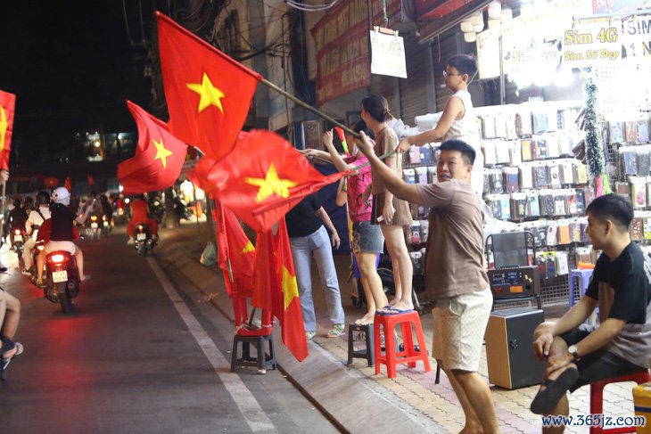 Cổ động viên cả nước 'đi bão' mừng Việt Nam vô địch ASEAN Cup 2024 - Ảnh 41.