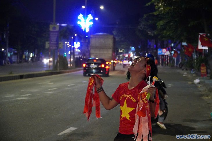 Cổ động viên cả nước 'đi bão' mừng Việt Nam vô địch ASEAN Cup 2024 - Ảnh 59.