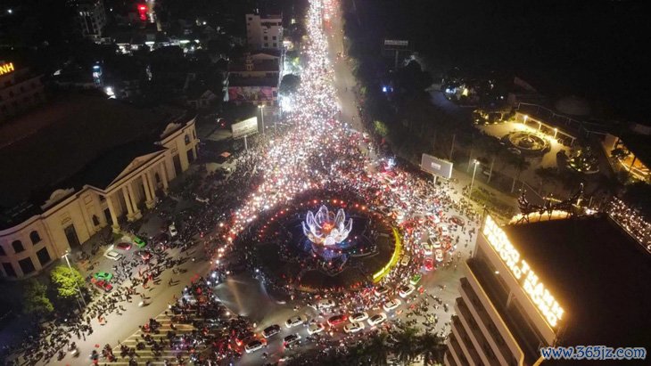 Cổ động viên cả nước 'đi bão' mừng Việt Nam vô địch ASEAN Cup 2024 - Ảnh 26.