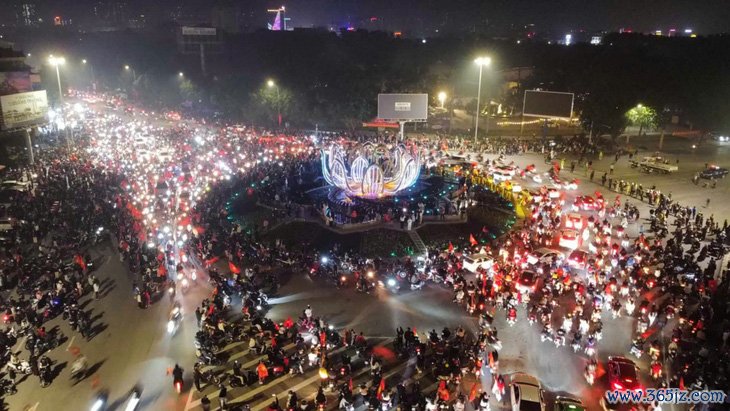 Cổ động viên cả nước 'đi bão' mừng Việt Nam vô địch ASEAN Cup 2024 - Ảnh 27.