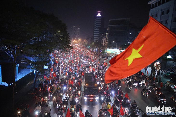 Cổ động viên cả nước 'đi bão' mừng Việt Nam vô địch ASEAN Cup 2024 - Ảnh 13.