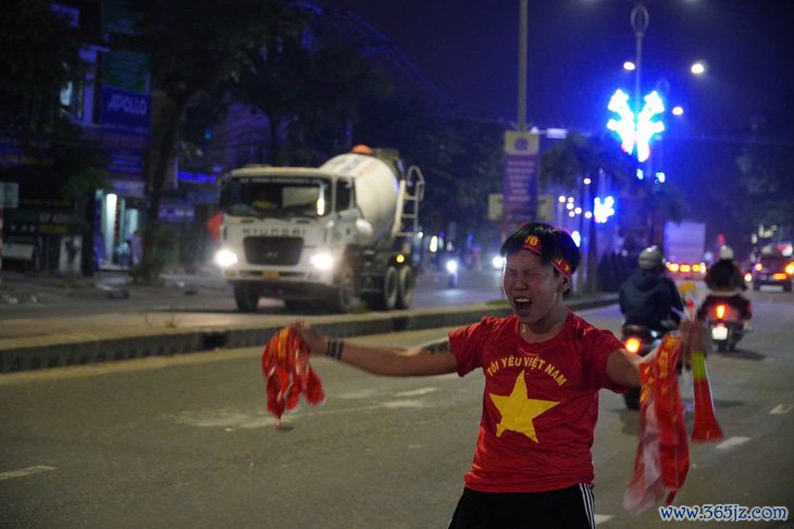 Cổ động viên cả nước 'đi bão' mừng Việt Nam vô địch ASEAN Cup 2024 - Ảnh 58.