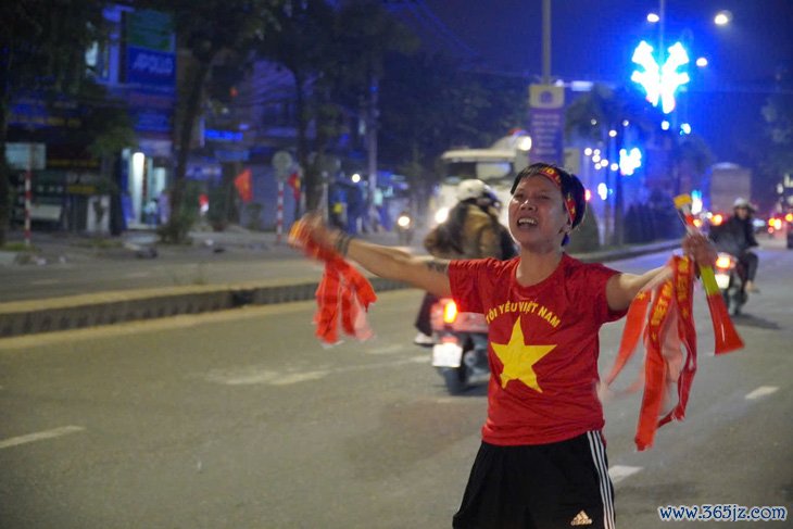 Cổ động viên cả nước 'đi bão' mừng Việt Nam vô địch ASEAN Cup 2024 - Ảnh 56.