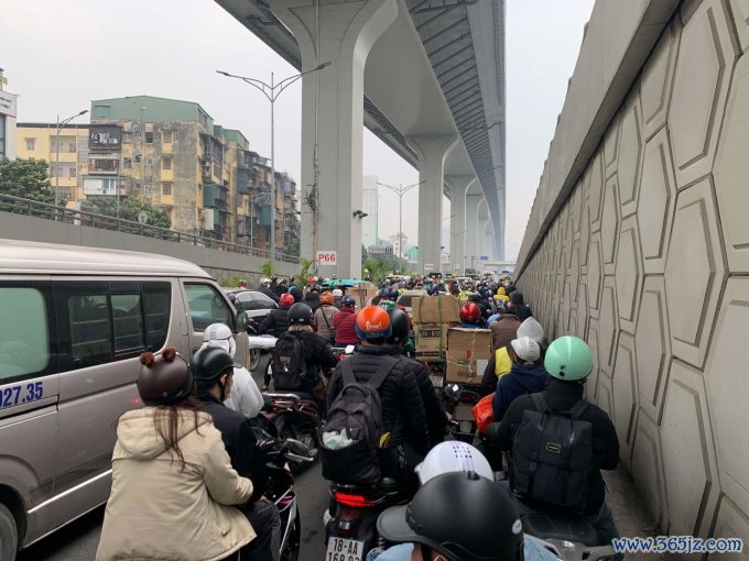 Ùn tắc kéo dài tại đường Trường Chinh, đoạn giao với Giải phóng khiến nhiều nhiều chờ 3 nhịp đèn đỏ mới được vượt, trưa 24/1. Ảnh: Nga Thanh