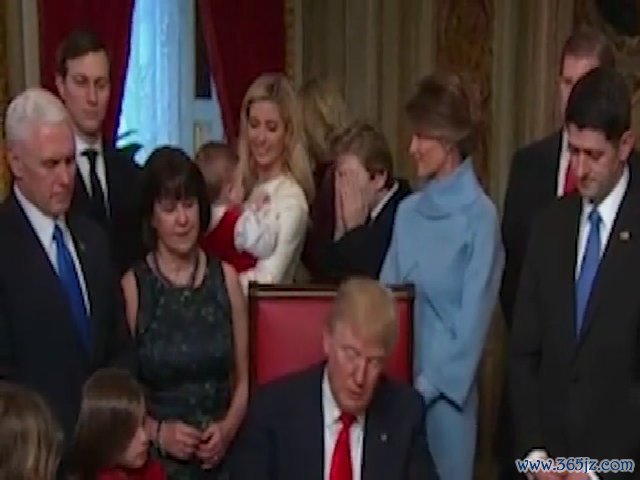 Barron Trump chơi ú òa với cháu khi bố ký văn bản