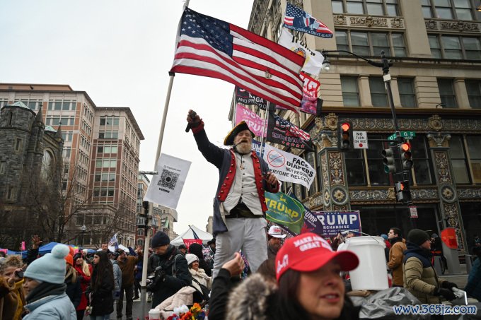 Người ủng hộ ông Trump tập trung trước Capital One Arena vào ngày 19/1. Ảnh: AFP