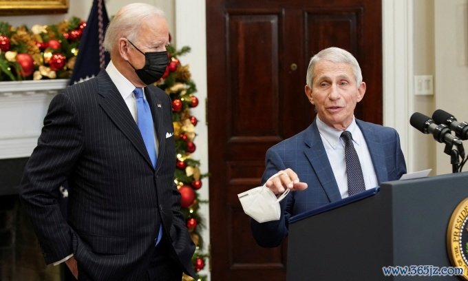 Tổng thống Joe Biden (trái) và tiến sĩ Anthony Fauci tại Nhà Trắng hồi tháng 11/2021. Ảnh: Reuters