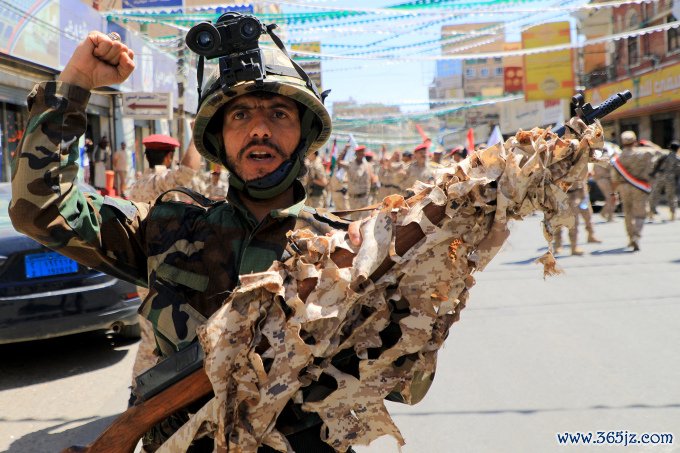 Một thành viên lực lượng Houthi trong cuộc diễu binh trên đường phố thủ đô Sanaa， Yemen để thể hiện sự ủng hộ cho người dân Palestine hôm 15/10/2023. Ảnh: AFP