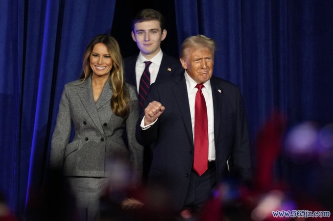 Tổng thống đắc cử Donald Trump cùng vợ Melania và con trai Barron tại tiệc mừng chiến thắng ở West Palm Beach, bang Florida hồi tháng 11/2024. Ảnh: AP