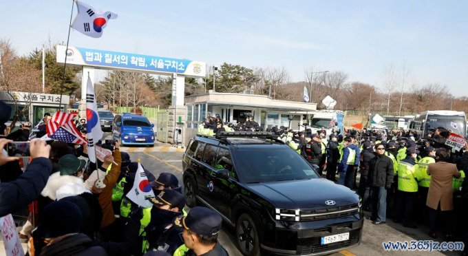 Cảnh sát đứng gác khi đoàn xe chở Tổng thống Yoon Suk-yeol rời Trung tâm Giam giữ Seoul ở Uiwang, tỉnh Gyeonggi, đến Tòa án quận Tây Seoul ngày 18/1. Ảnh: Korea Joongang Daily